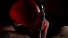 Abspielen Kunst wichst einem großen schwanz. nackte herrin schlägt einen schwanz in boxhandschuhen
