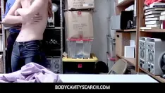 播放 Bodycavitysearch - lp 官员的鸡巴在顶蛋上深深地犁着毛茸茸的毛茸茸的阴户