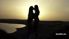 Odtwórz Cycata rosyjska gwiazda porno kira pręgowana gorący proces lesbo z gorącym brunetem