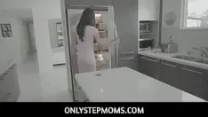 Putar Onlystepmoms - ibu tiri yang penuh kasih gia vendetti menyeruput ayam besar muda anak tirinya di dapur