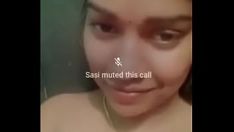 Afspelen Indiase telugu-leraar toont borsten en haar bezittingen aan haar student