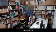 Putar Lustycop - gadis terangsang dalam masalah karena mencuri di toko - alyssa cole