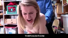 Redare Thiefcaught - catarina petrov, un hoț care se bucură să-și mănânce păsărica