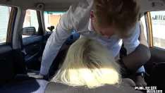 Jouer Plantureuse fakeboobs milfy publique baisée dans une voiture en plein air par son mari
