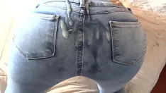 播放 我发现我的继子穿着我的内裤自慰，这是我第一次允许他穿着牛仔裤射在我的屁股上