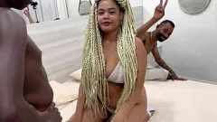 Jouer Débuts intenses en trio interracial d'Exotic Emerson et Lilith