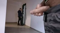 Jouer Grosse bite clignotant en public : une fille inconnue se fait branler et éjaculer