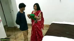 تشغيل الهندية جبهة تحرير مورو الإسلامية Bhabhi يحصل على أسفل والقذرة مع بائع حمالة الصدر الشباب