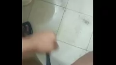 تشغيل فتاة منتديات تحصل على المشاغب مع بالإصبع في غرفة المعيشة
