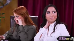 Redare MILF roșcată primește degetele într-o întâlnire intensă cu lesbiene
