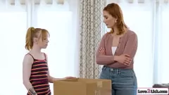 चलाएँ टैटू MILF और खूबसूरत सौतेली बेटी गहन समलैंगिक बॉन्डिंग सत्र साझा करें
