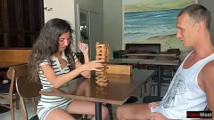 تشغيل خسارة الشرج التي أختني: لعبة Jenga أصبحت برية