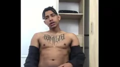 تشغيل مسمار لاتيني مع الوشم وبيك ديك ضربات لحومه على كاميرا الويب