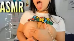 تشغيل ASMR JOI: أهم امرأة سمراء مثير في سراويل جينز ضيقة يرشد يدك