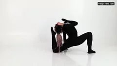 Afspelen Latex-geklede gymnast Lola Kauchuk toont flexibiliteit en hotness