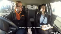 Abspielen Öffentliches Auto ficken mit vollbusiger Milf in Strümpfen und Absätzen