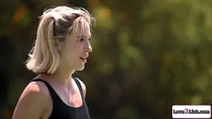 播放 湿与野生：艾登·阿什利（Aiden Ashley）和惠特尼·赖特（Whitney Wright）女同性恋游泳池