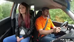 Reproducir Nena pública se pone ensuciada con su instructor de conducción