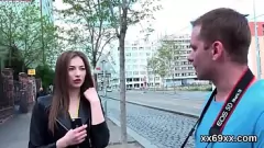 播放 医生在亲密的三路相遇中检查神经处女的处女膜