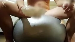 চালান হস্তমৈথুন মায়াম: সেক্সি পেশী লোক ভারসাম্য বলের উপর বীর্যপাত করে