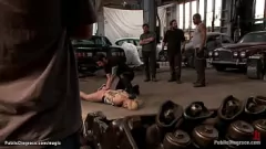 Abspielen Blonde Deep Throat dominiert in einer intensiven öffentlichen BDSM Group -Begegnung
