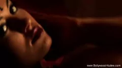 Odtwórz Poczuj zmysłowy urok tancerki Desi w erotycznym striptizie z Bollywood
