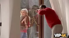 播放 在这段 VIP4K 视频中，艾伦·杰西 (Ellen Jess) 在桌子上狂野口交和计划外的性行为，让一位老男人大吃一惊