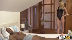 Oynat Dövmeli eşek ile genç sarışın kız siyah arkadaşı ile doggystyle eyleminde büyük siyah dick hoşlanır