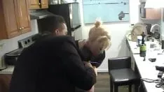 播放 婴儿因警察而缓解和变老