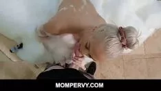 Oynat Sıcak sarışın büyük memeler milf treadmom dayanmak foliate var seks ile gençlik stairson içinde suç sendikası can pov