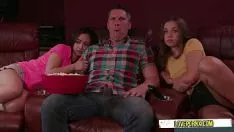 再生 後で動画ショー彼はそれらの2つを持っています