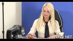 播放 裙子让她的红热小猫训练有一个玩具，后来小便